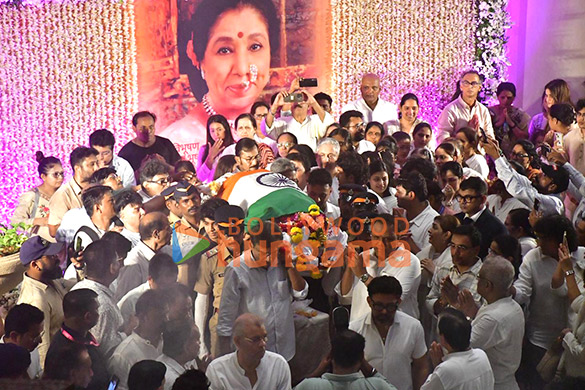 photos aamir khan ranveer singh vicky kaushal tabu asha parekh vivek oberoi sachin tendulkar zanai bhosle and others pay last respects to the late asha bhosle 17