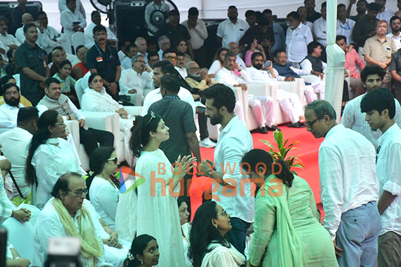 photos aamir khan ranveer singh vicky kaushal tabu asha parekh vivek oberoi sachin tendulkar zanai bhosle and others pay last respects to the late asha bhosle 7