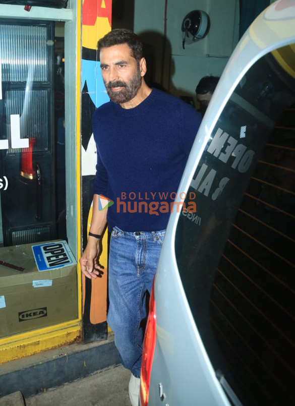 Photos: Akshay Kumar and Twinkle Khanna snapped in Bandra Photos: Akshay Kumar and Twinkle Khanna snapped in Bandra