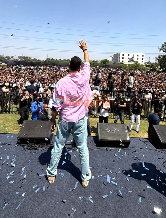 photos akshay kumar and wamiqa gabbi snapped promoting their film bhooth bangla in delhi 3