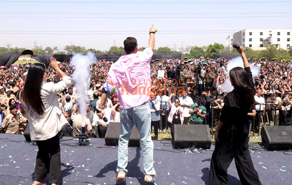 photos akshay kumar and wamiqa gabbi snapped promoting their film bhooth bangla in delhi 4