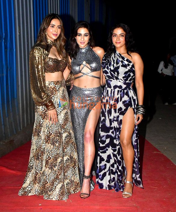 photos ayushmann khurrana sara ali khan rakul preet singh wamiqa gabbi and others snapped during the song shoot of their film pati patni aur woh do 2