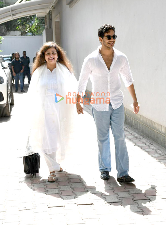 Photos: Ishaan Khatter snapped at Tips office in Khar Photos: Ishaan Khatter snapped at Tips office in Khar