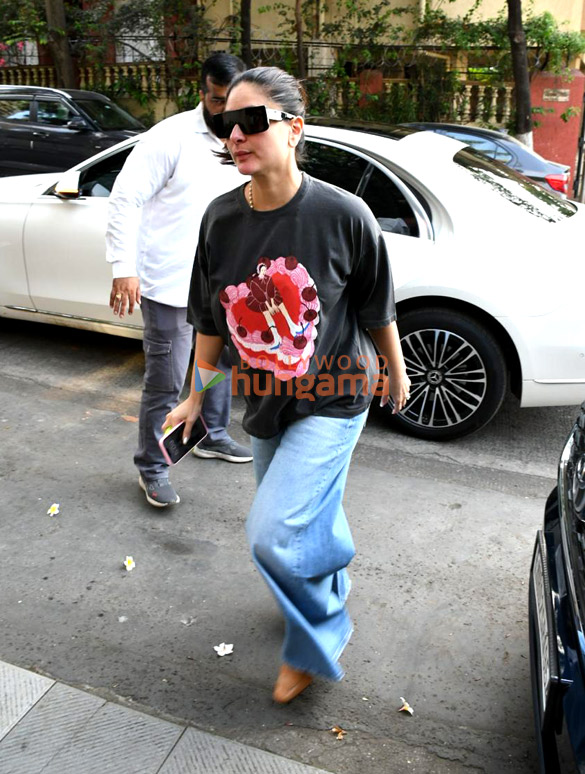 photos kareena kapoor khan snapped outside a dental clinic in bandra 3