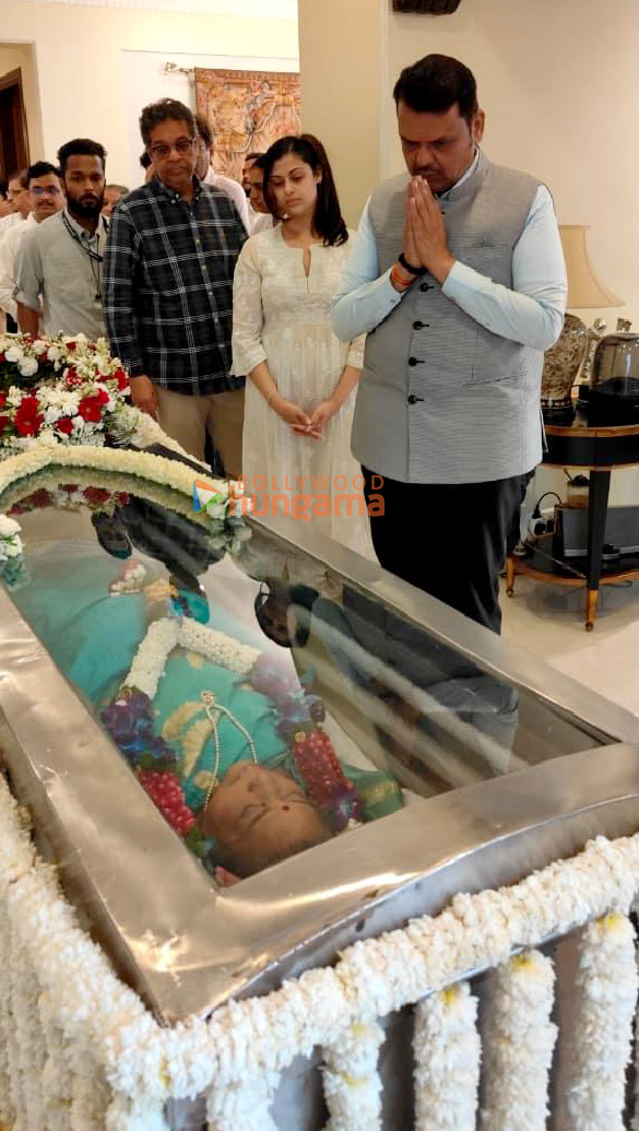photos maharashtra cm devendra fadnavis paying last respects to the late asha bhosle 4
