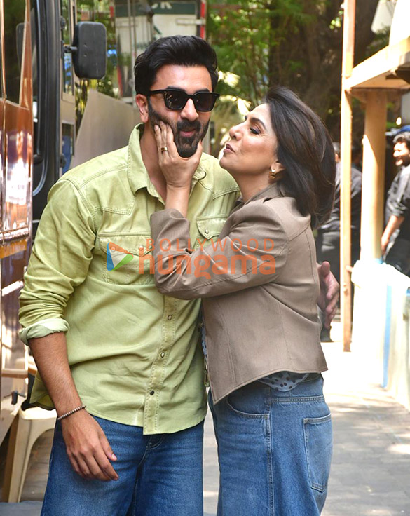 तस्वीरें: रणबीर कपूर और नीतू सिंह की अंधेरी में तस्वीरें