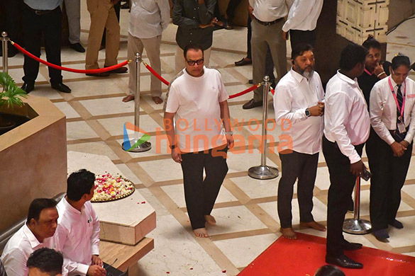 photos ranveer singh tabu asha parekh vivek oberoi sachin tendulkar zanai bhosle and others pay last respects to the late asha bhosle 4200 13