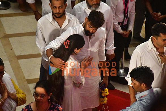 photos ranveer singh tabu asha parekh vivek oberoi sachin tendulkar zanai bhosle and others pay last respects to the late asha bhosle 4200 14