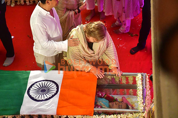 photos ranveer singh tabu asha parekh vivek oberoi sachin tendulkar zanai bhosle and others pay last respects to the late asha bhosle 4200 17