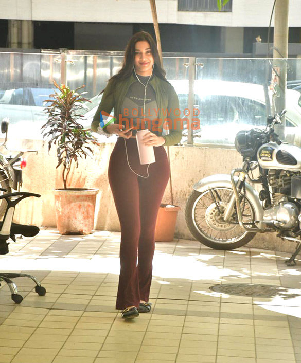 photos saiee manjrekar snapped in juhu 1 9