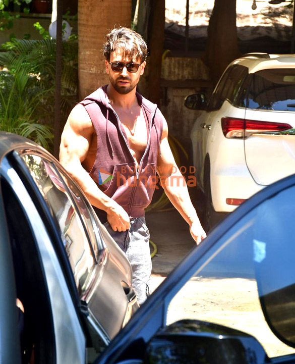 photos tiger shroff snapped in versova 6