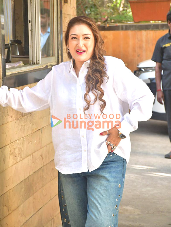 photos uorfi javed and sunita ahuja snapped in juhu 4