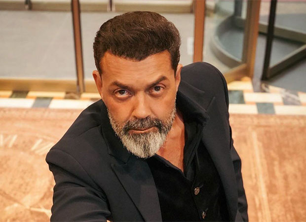 पितृसत्तात्मक समाज में बड़े होने के बारे में बात करते हुए बॉबी देओल कहते हैं कि अपनी बहनों की चिंताओं ने बंदर के बारे में उनकी समझ को आकार दिया