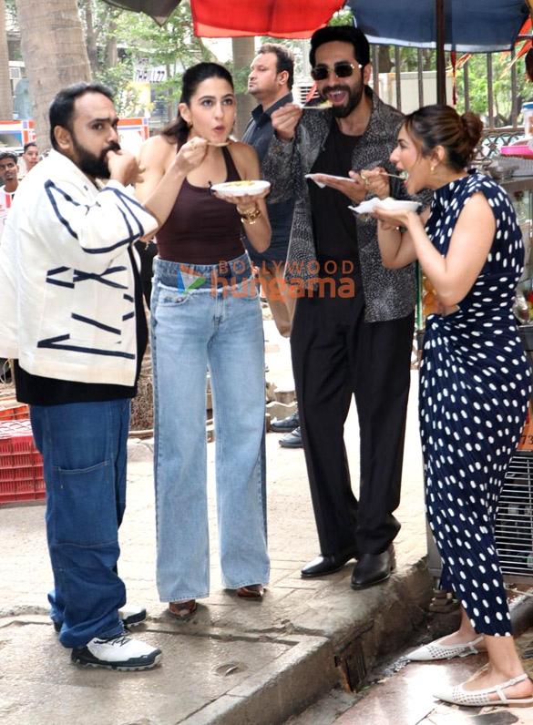 photos ayushmann khurrana rakul preet singh and sara ali khan snapped promoting pati patni aur woh do 1