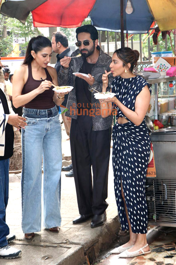 photos ayushmann khurrana rakul preet singh and sara ali khan snapped promoting pati patni aur woh do 7