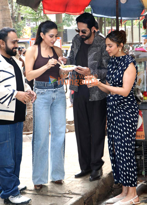 photos ayushmann khurrana rakul preet singh and sara ali khan snapped promoting pati patni aur woh do 9