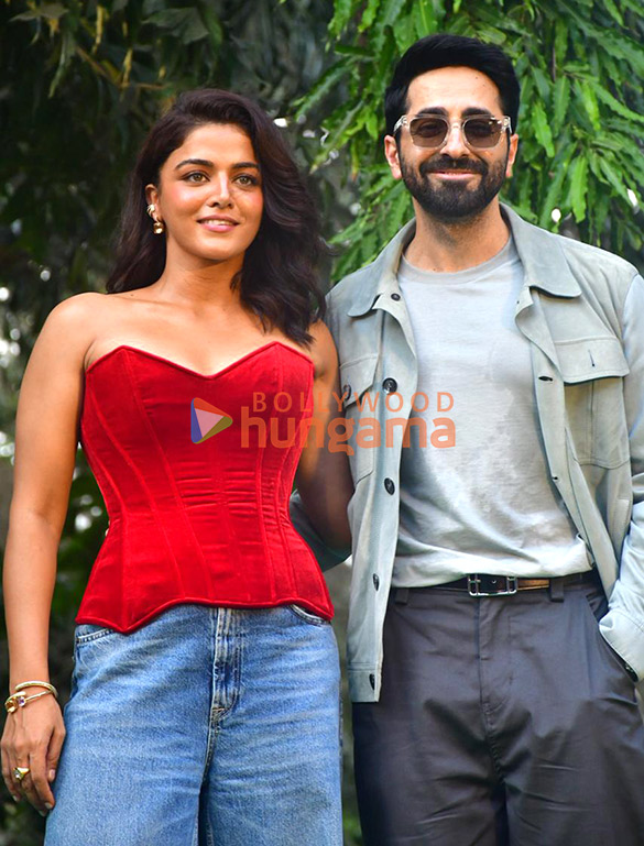 photos ayushmann khurrana sara ali khan rakul preet singh wamiqa gabbi and others grace the trailer launch of pati patni aur woh do at sanjay gandhi national park 26 6