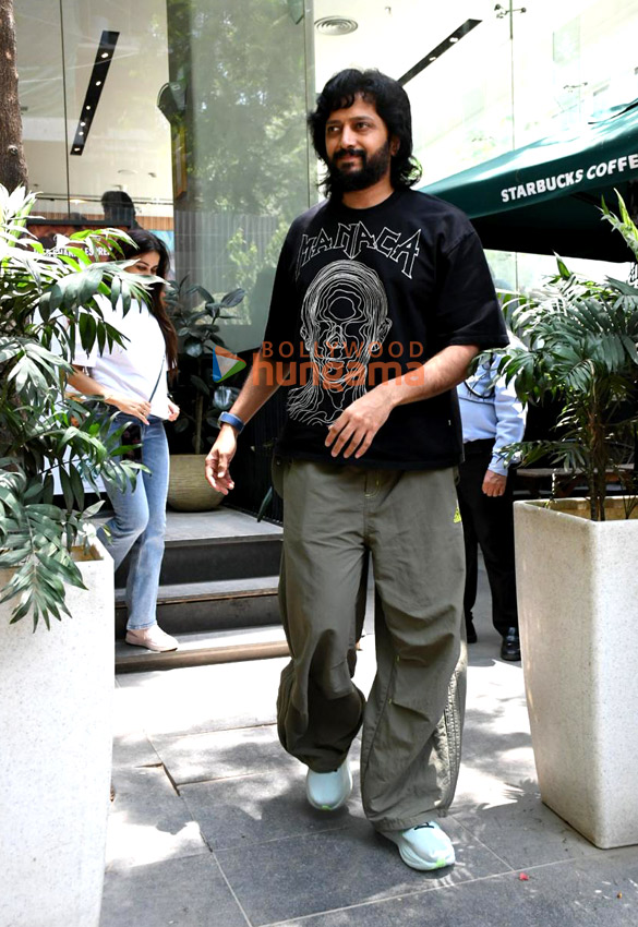 photos genelia deshmukh and riteish deshmukh spotted outside a cafe in khar 2