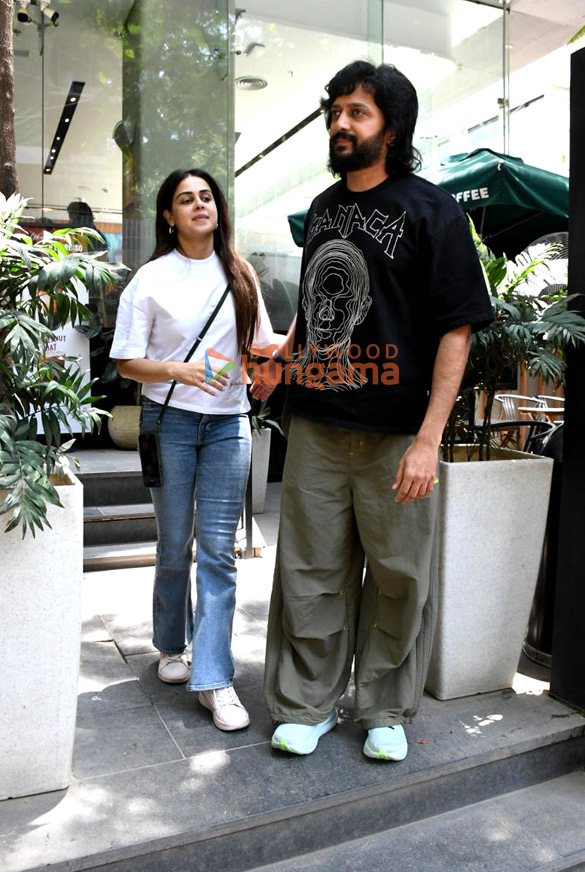 Photos: Genelia Deshmukh and Riteish Deshmukh spotted outside a cafe in Khar Photos: Genelia Deshmukh and Riteish Deshmukh spotted outside a cafe in Khar
