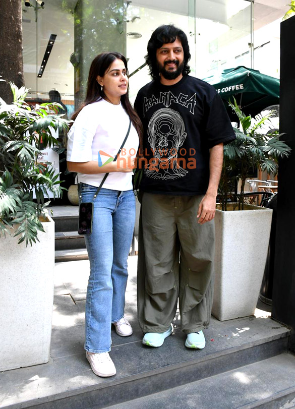 photos genelia deshmukh and riteish deshmukh spotted outside a cafe in khar 4