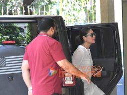 Photos: Kareena Kapoor Khan snapped at Karishma Kapoor’s house in Bandra