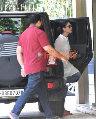 Photos: Kareena Kapoor Khan snapped at Karishma Kapoor’s house in Bandra