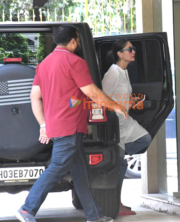 photos kareena kapoor khan snapped at karishma kapoors house in bandra 1