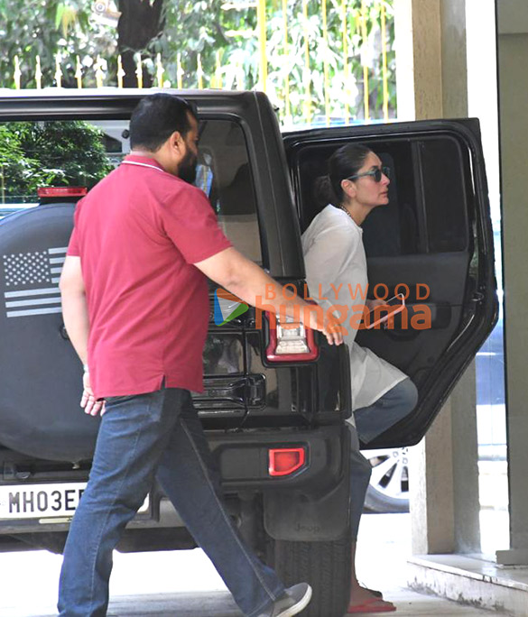 photos kareena kapoor khan snapped at karishma kapoors house in bandra 4