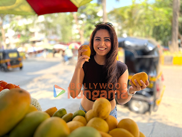 photos madhurima tuli snapped while shopping for mangoes in andheri 4