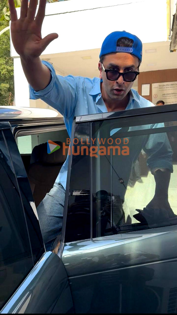 photos ranbir kapoor snapped in bandra 2 10