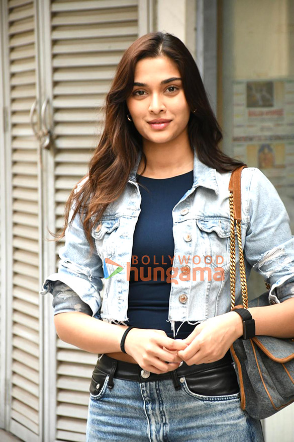 photos saiee manjrekar snapped in bandra 2 10