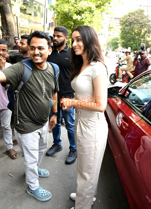 photos shraddha kapoor spotted in bandra 4 3