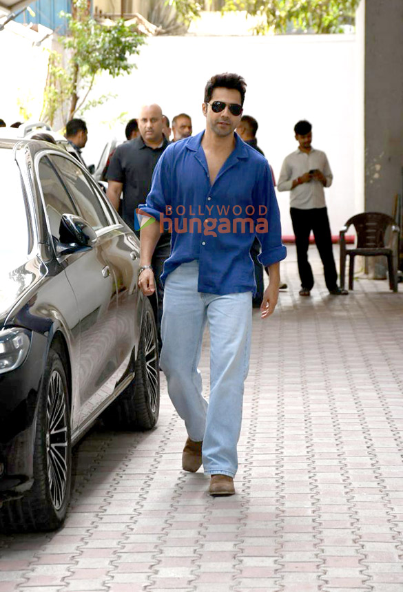 photos varun dhawan mrunal thakur and pooja hegde snapped promoting hai jawani toh ishq hona hai in bandra 5
