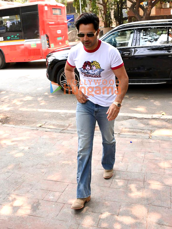 photos varun dhawan snapped in bandra 4 6