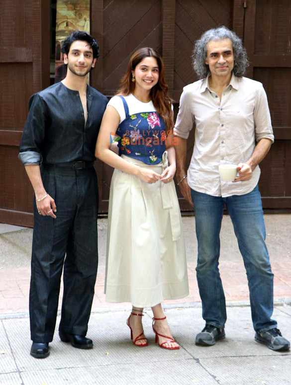 Photos: Vedang Raina, Sharvari and Imtiaz Ali snapped promoting Main Vaapas Aaunga Photos: Vedang Raina, Sharvari and Imtiaz Ali snapped promoting Main Vaapas Aaunga