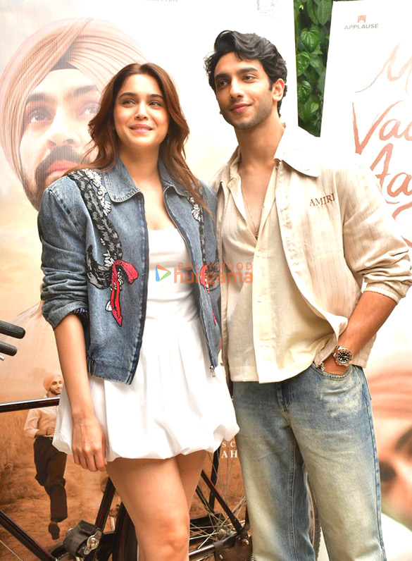photos vedang raina sharvari and imtiaz ali snapped promoting their film main vaapas aaunga 6