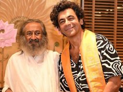 EXCLUSIVE: Sunil Grover asks Gurudev Sri Sri Ravi Shankar if he can mimic him after Aamir Khan; Gurudev jokes, “Mujhe mat phasao bhai”