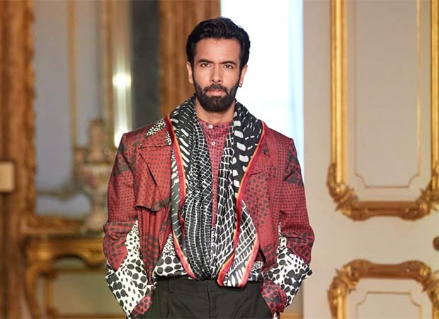 दानिश पंडोर ने सत्या पॉल के लंदन शोकेस में उसके पुरुष परिधान संग्रह के लिए रैंप वॉक किया