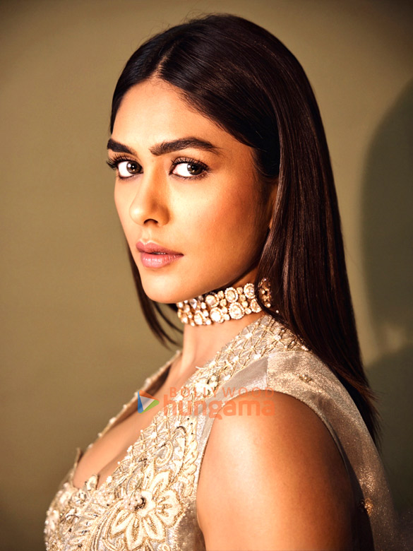 mrunal thakur 9 25