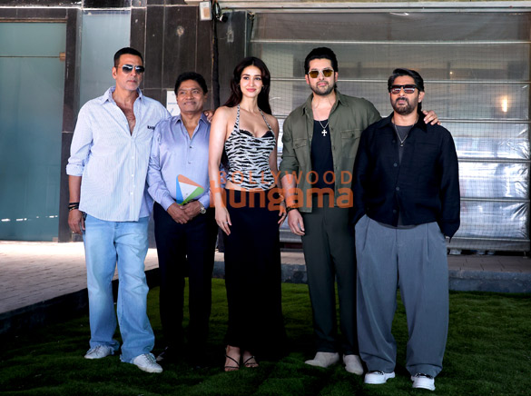 Photos: Akshay Kumar, Disha Patani, Suniel Shetty, Arshad Warsi and others snapped promoting their film Welcome To The Jungle in Juhu Photos: Akshay Kumar, Disha Patani, Suniel Shetty, Arshad Warsi and others snapped promoting their film Welcome To The Jungle in Juhu