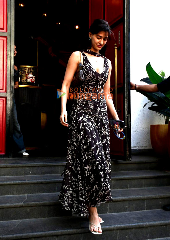 Photos: Disha Patani snapped outside a restaurant in Khar Photos: Disha Patani snapped outside a restaurant in Khar