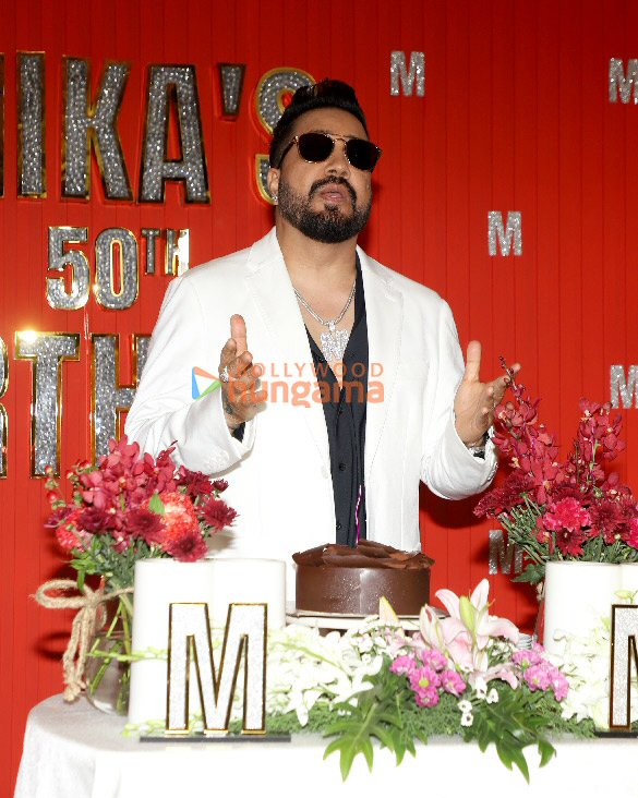 photos hema malini anupam kher sonu nigam iulia vantur and others attend mika singhs 50th birthday bash 3