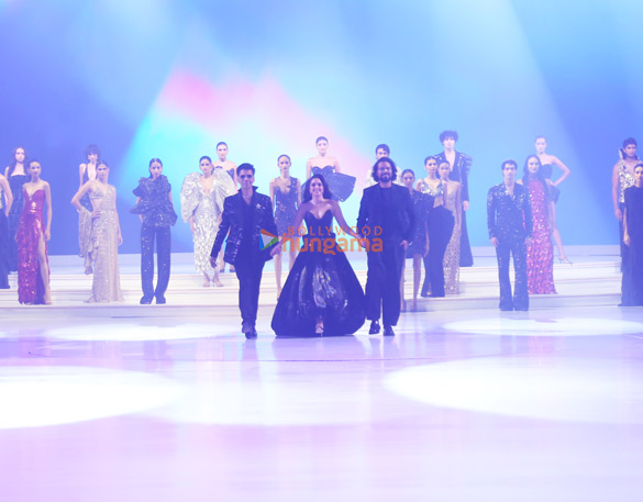 photos karan johar and kiara advani walked the ramp for rahul mishras car launch 4