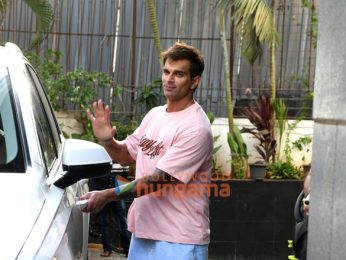 Photos: Karan Singh Grover snapped in Santacruz Photos: Karan Singh Grover snapped in Santacruz