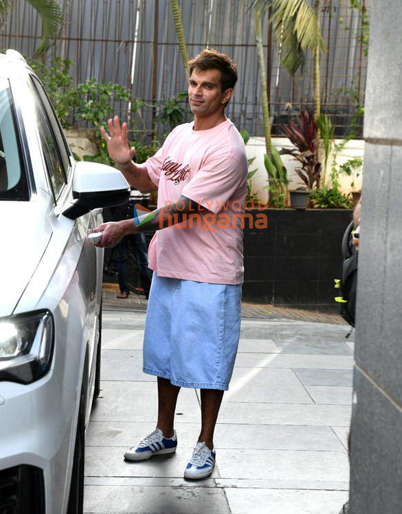Photos: Karan Singh Grover snapped in Santacruz Photos: Karan Singh Grover snapped in Santacruz