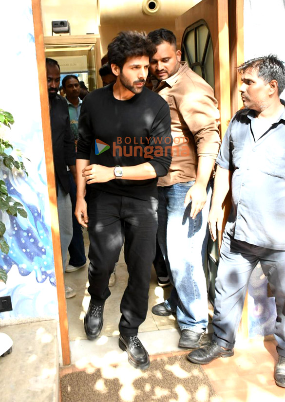 photos kartik aaryan snapped outside a restaurant in bandra 1