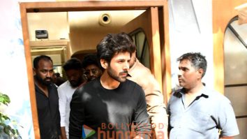 Photos: Kartik Aaryan snapped outside a restaurant in Bandra