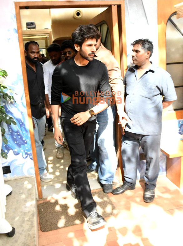photos kartik aaryan snapped outside a restaurant in bandra 2