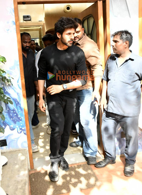 photos kartik aaryan snapped outside a restaurant in bandra 3