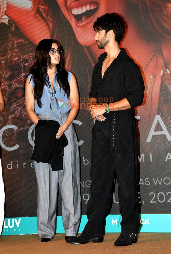 photos kriti sanon shahid kapoor and cocktail 2 team snappped at trailer launch 5